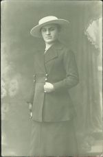 Manicka B v klobouku