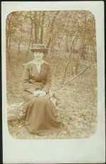 Pani v klobouku a v lese