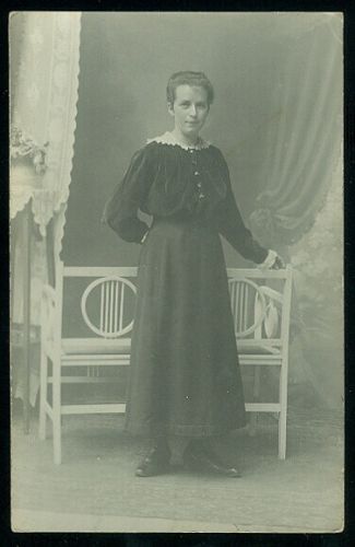 Slecna u lavicky | antikvariat - detail pohlednice