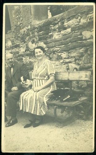 Na lavicce | antikvariat - detail pohlednice