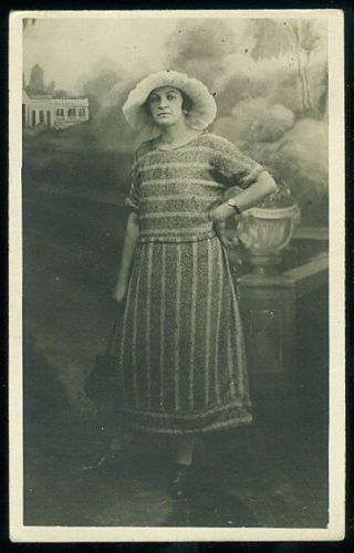 Pani v klobouku | antikvariat - detail pohlednice