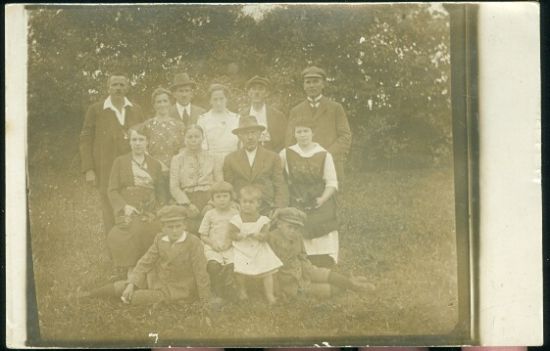 Rodina na zahrade | antikvariat - detail pohlednice