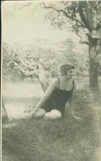 Divka v plavkach | antikvariat - detail pohlednice