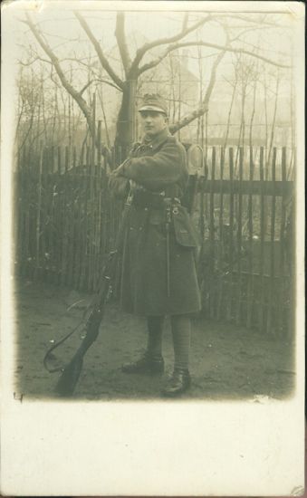 Vojak se zbrani u plotu | antikvariat - detail pohlednice