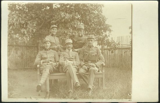 Skupina vojaku na zahrade | antikvariat - detail pohlednice