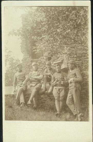 Skupina vojaku na zahrade | antikvariat - detail pohlednice