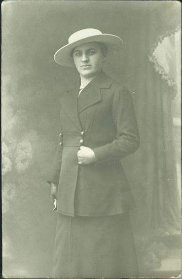 Manicka B v klobouku | antikvariat - detail pohlednice