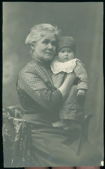 Babicka s vnuckou | antikvariat - detail pohlednice