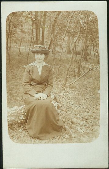 Pani v klobouku a v lese | antikvariat - detail pohlednice