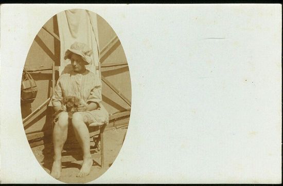 Na lehatku s pejskem | antikvariat - detail pohlednice