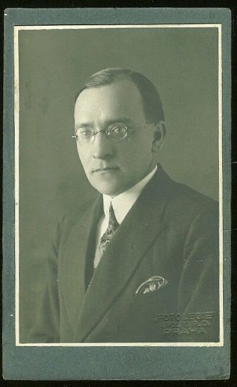 Pan v brylich | antikvariat - detail pohlednice