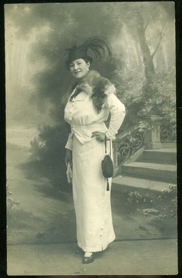 Dama v klobouku s pery | antikvariat - detail pohlednice