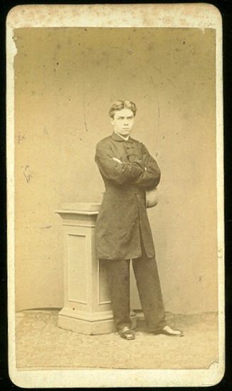 Mladik u sloupu | antikvariat - detail pohlednice