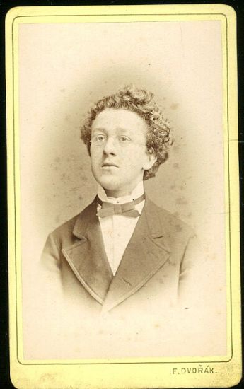 Mladik v brylich | antikvariat - detail pohlednice