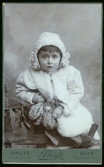 Holcicka v cepicce | antikvariat - detail pohlednice