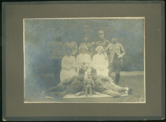 Fotografie vojenska nemocnice  figurka vojacka | antikvariat - detail pohlednice